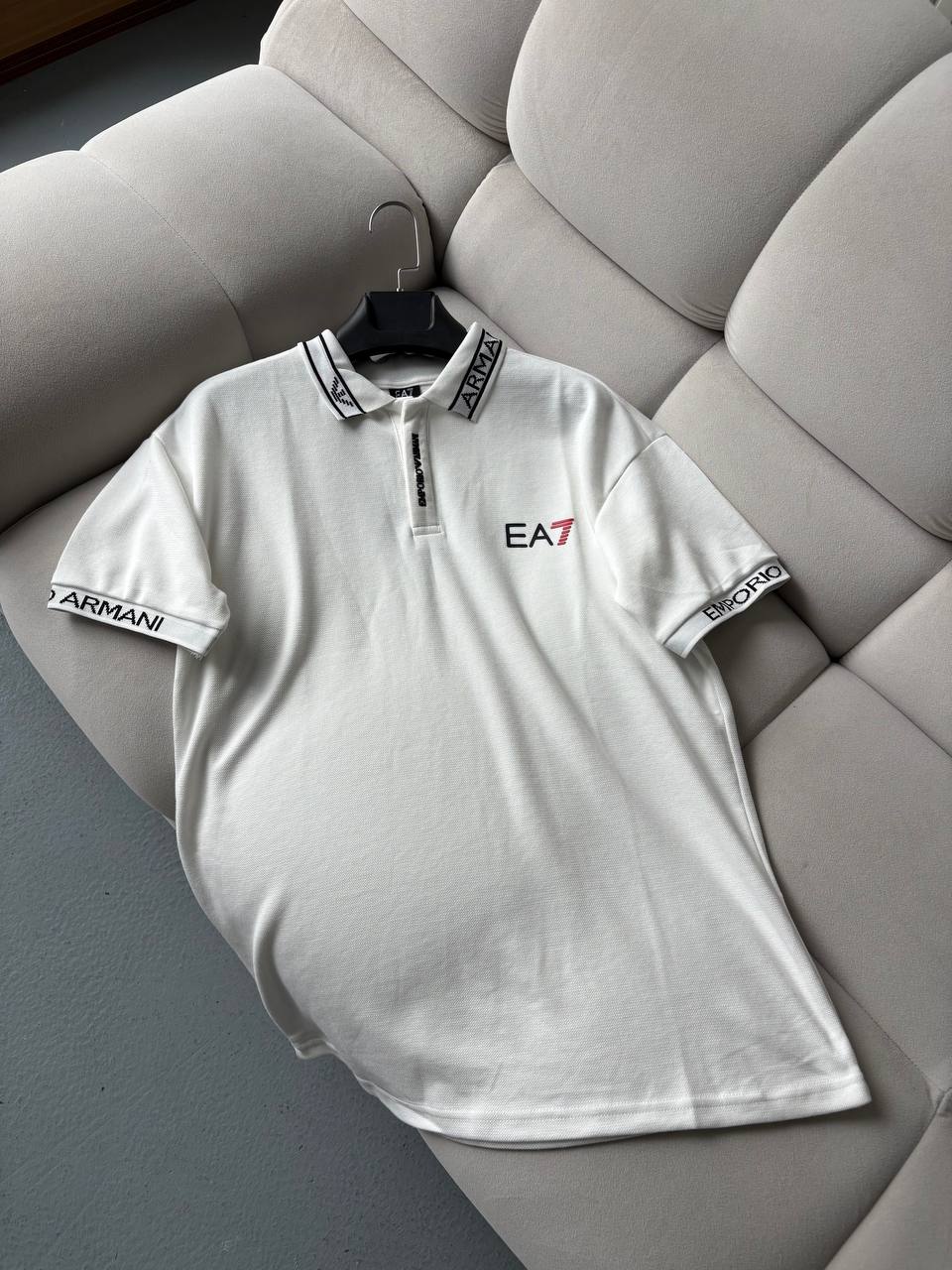 EA7 Beyaz Kol-Omuz Yazılı Polo Yaka T-Shirt