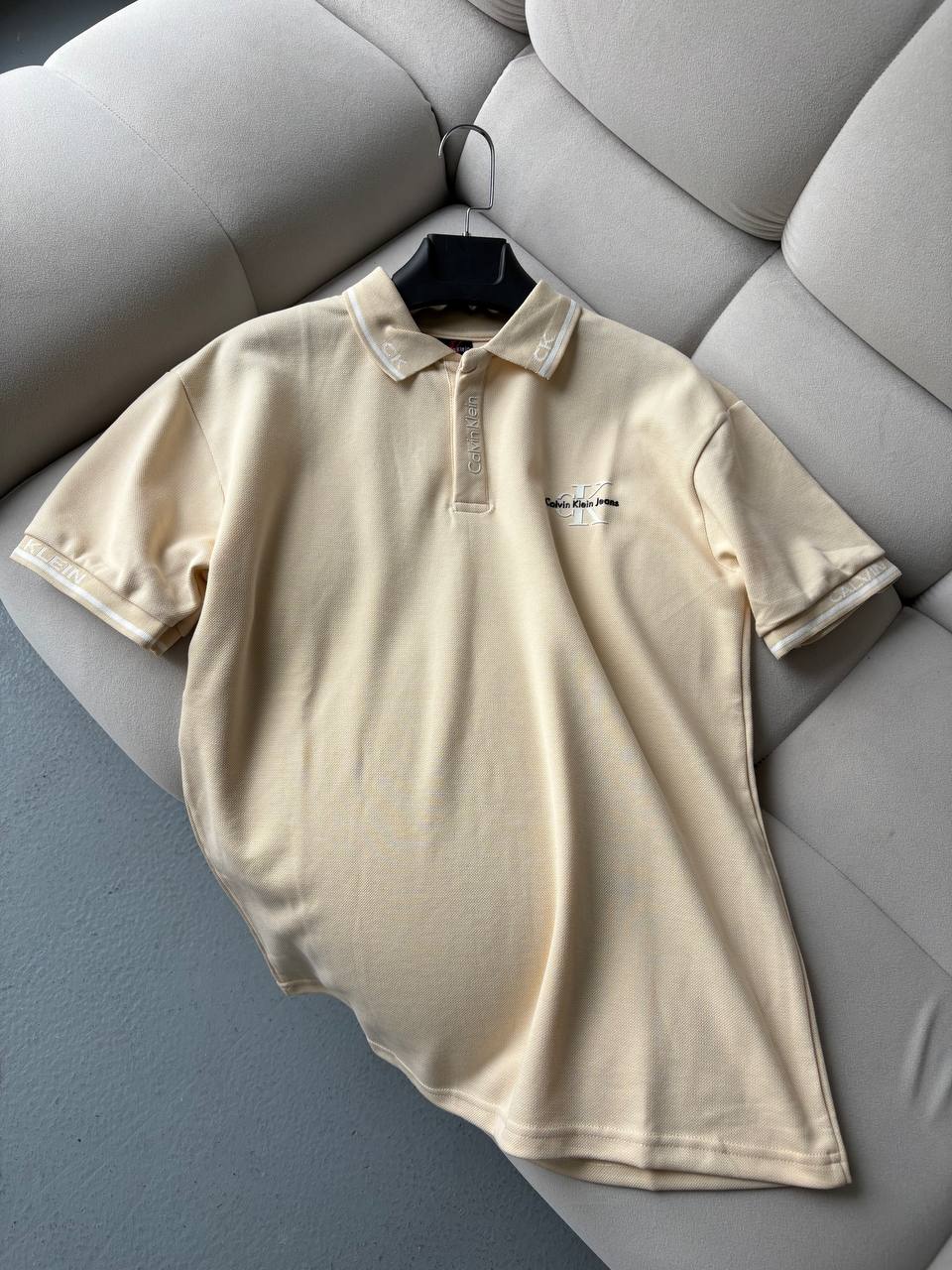 Calvin Klein Bej Kol-Omuz Yazılı Polo Yaka T-Shirt